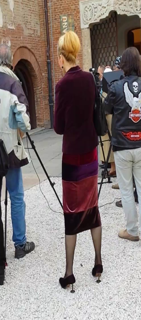 Femeia a avut o tinuta total nepotrivita pentru un eveniment cultural