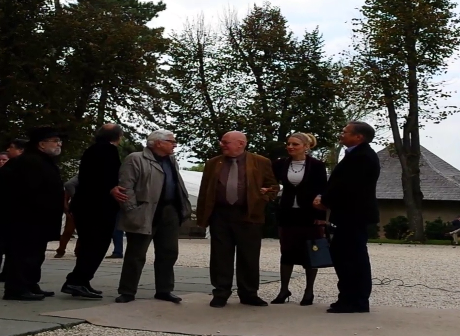 Femeia nu ii da nici o clipa drumul scriitorului, stand agatata de bratul lui