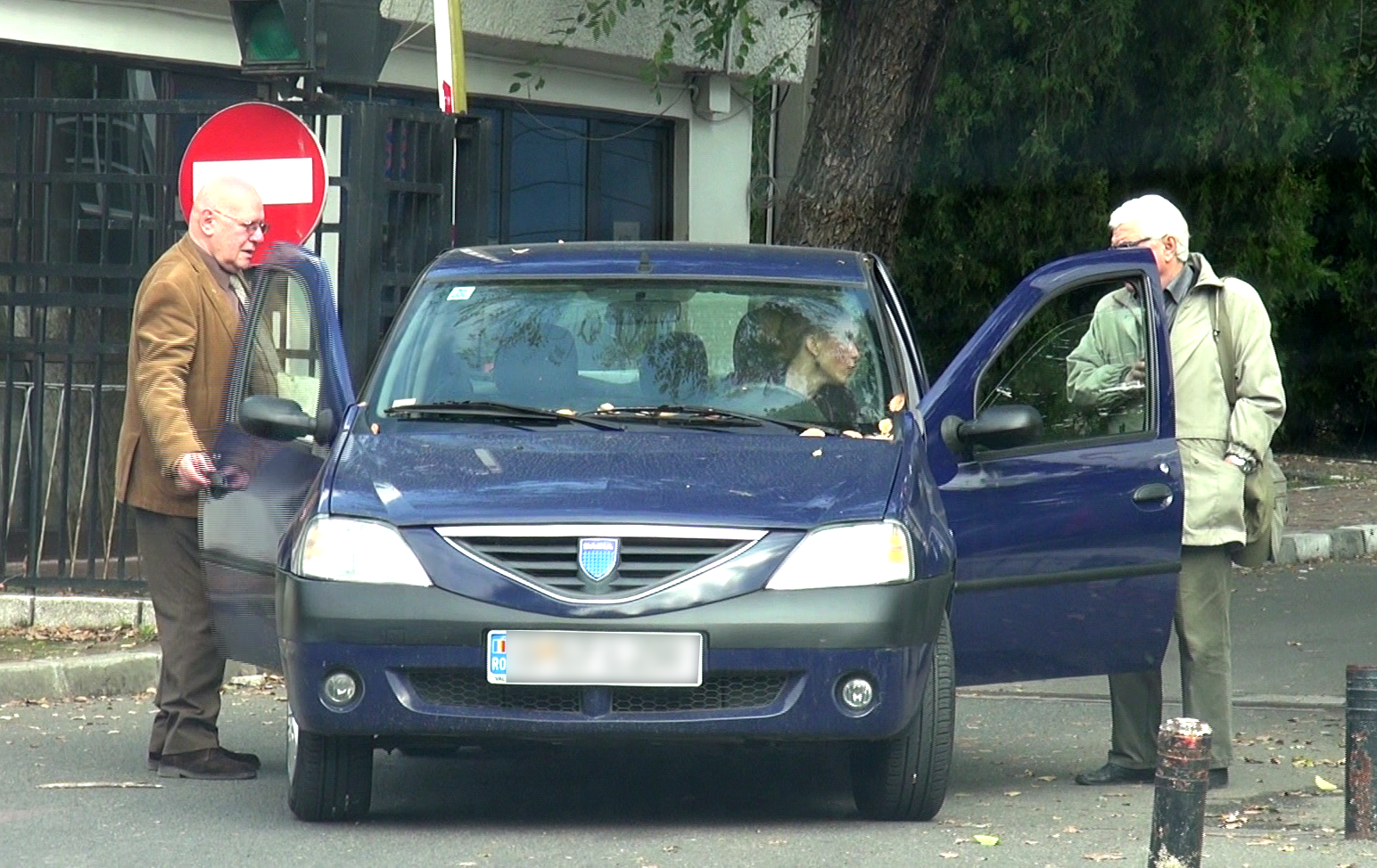 Iubita mai tanara cu cel putin 30 de ani vine si il ia pe scriitor cu masina