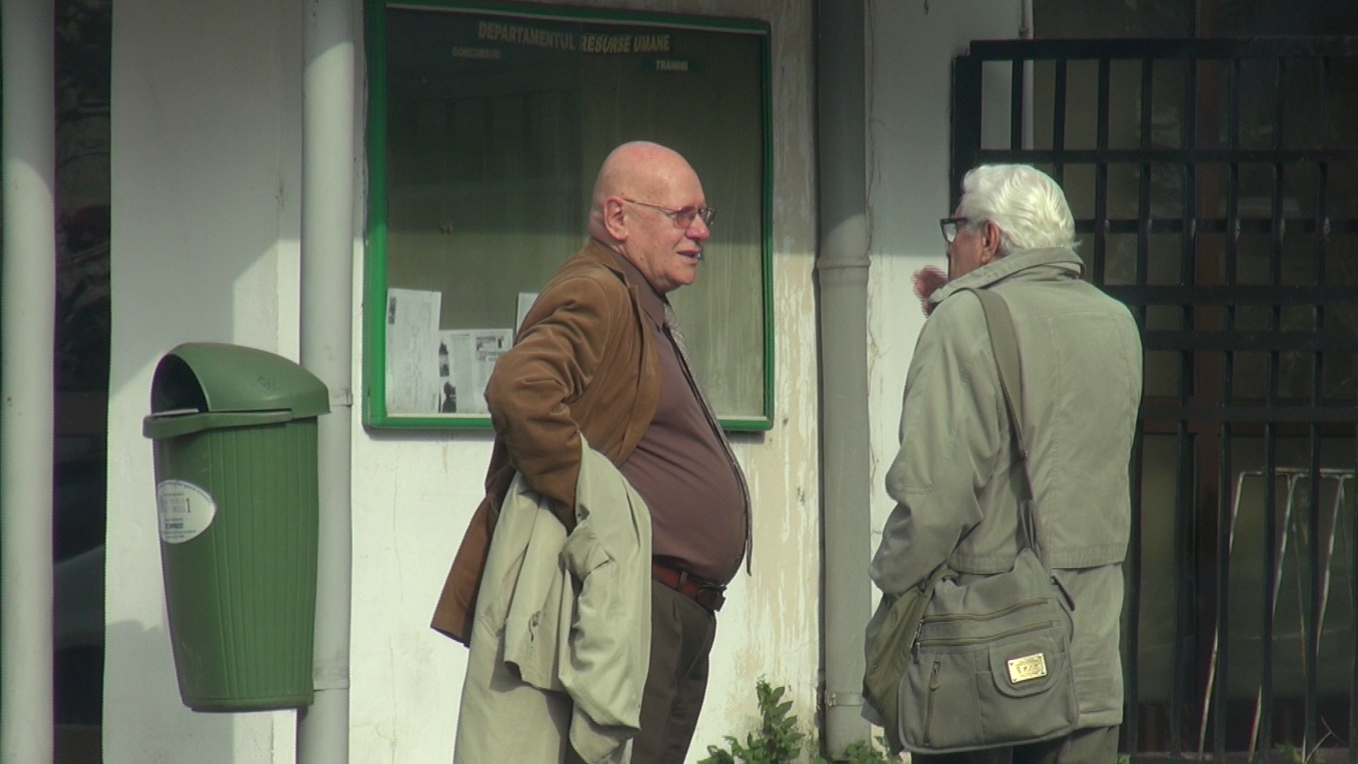 Academicianul si-a asteptat cateva minute iubita in fata Televiziunii Romane