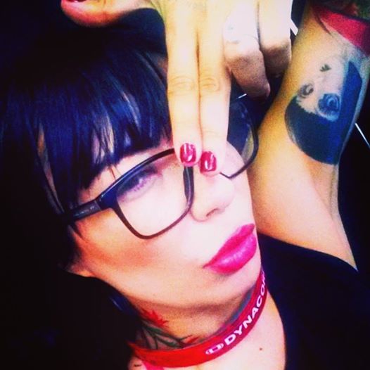 Pe partea interioara a bratului, Wanda a vrut sa-si zugraveasca chipul