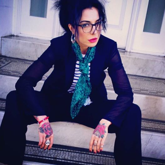 Pe ambele maini, Wanda are cate un trandafir