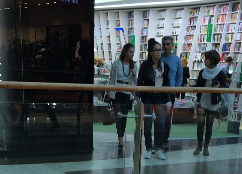 Dupa minute bune de rasfoit carti, sotii Turcescu si prietenii lor au parasit libraria