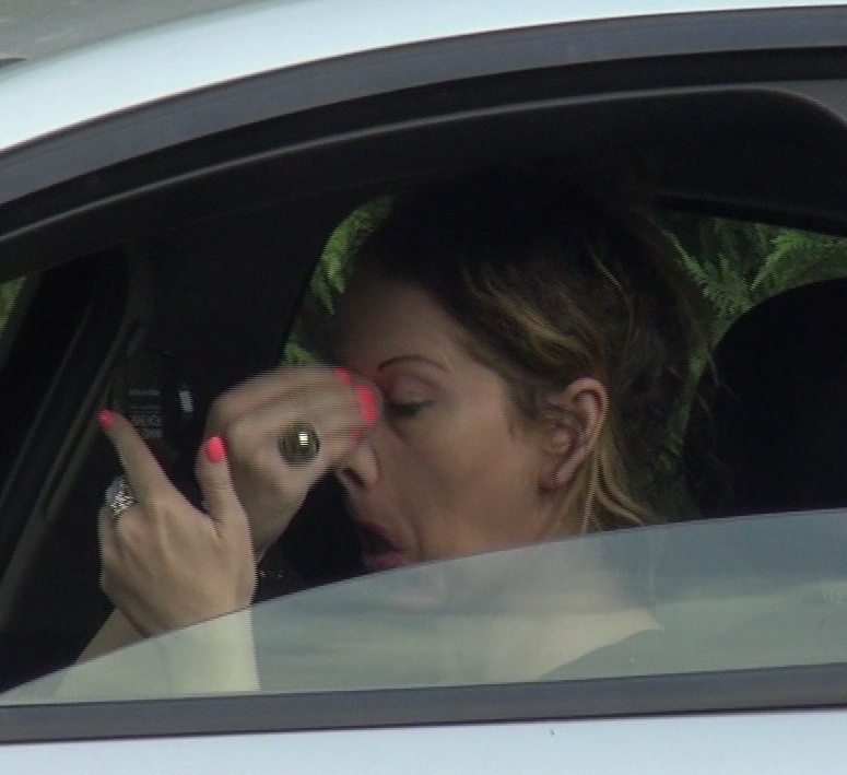 Oana a parcat langa un restaurant din Primaverii si a inceput sa se macheze