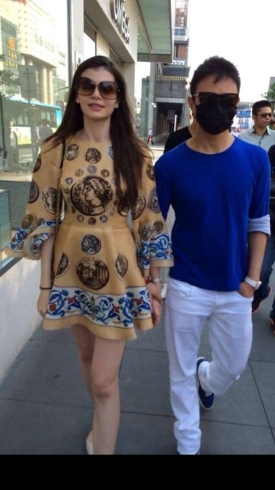 In America, Monica este iubita unui important om de afaceri