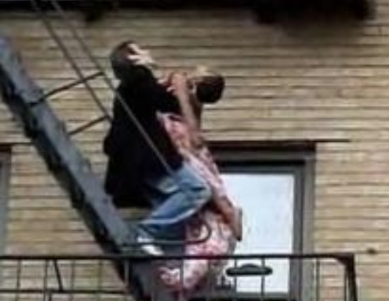 Romanul a salvat un baiat de patru ani din flacari