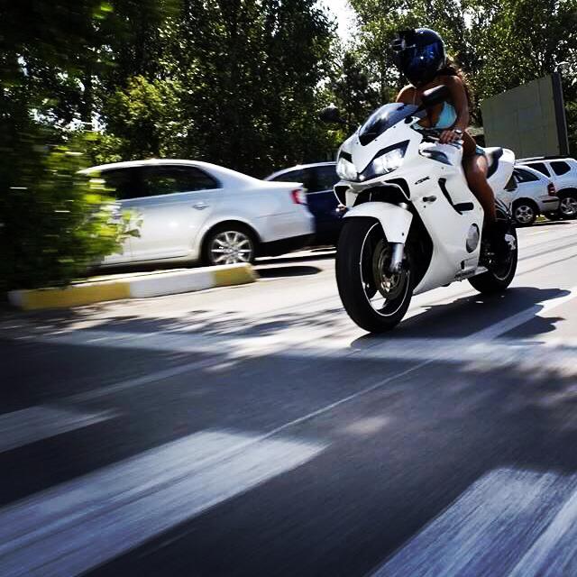 Vedeta conduce cu mare viteza