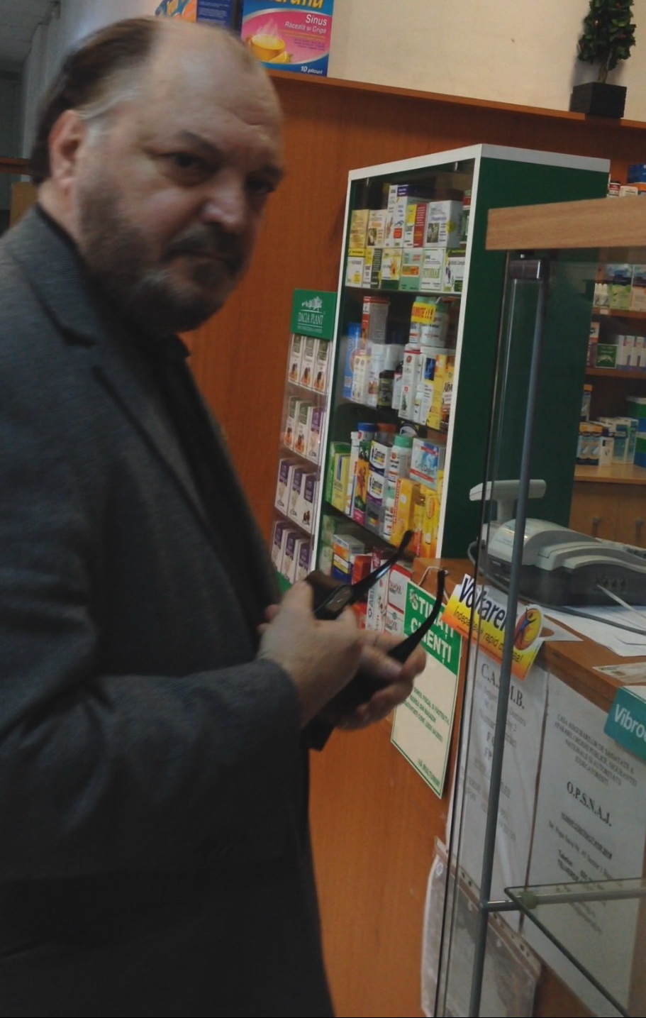 Chipul imbatranit al cantaretului-politician tradeaza oboseala