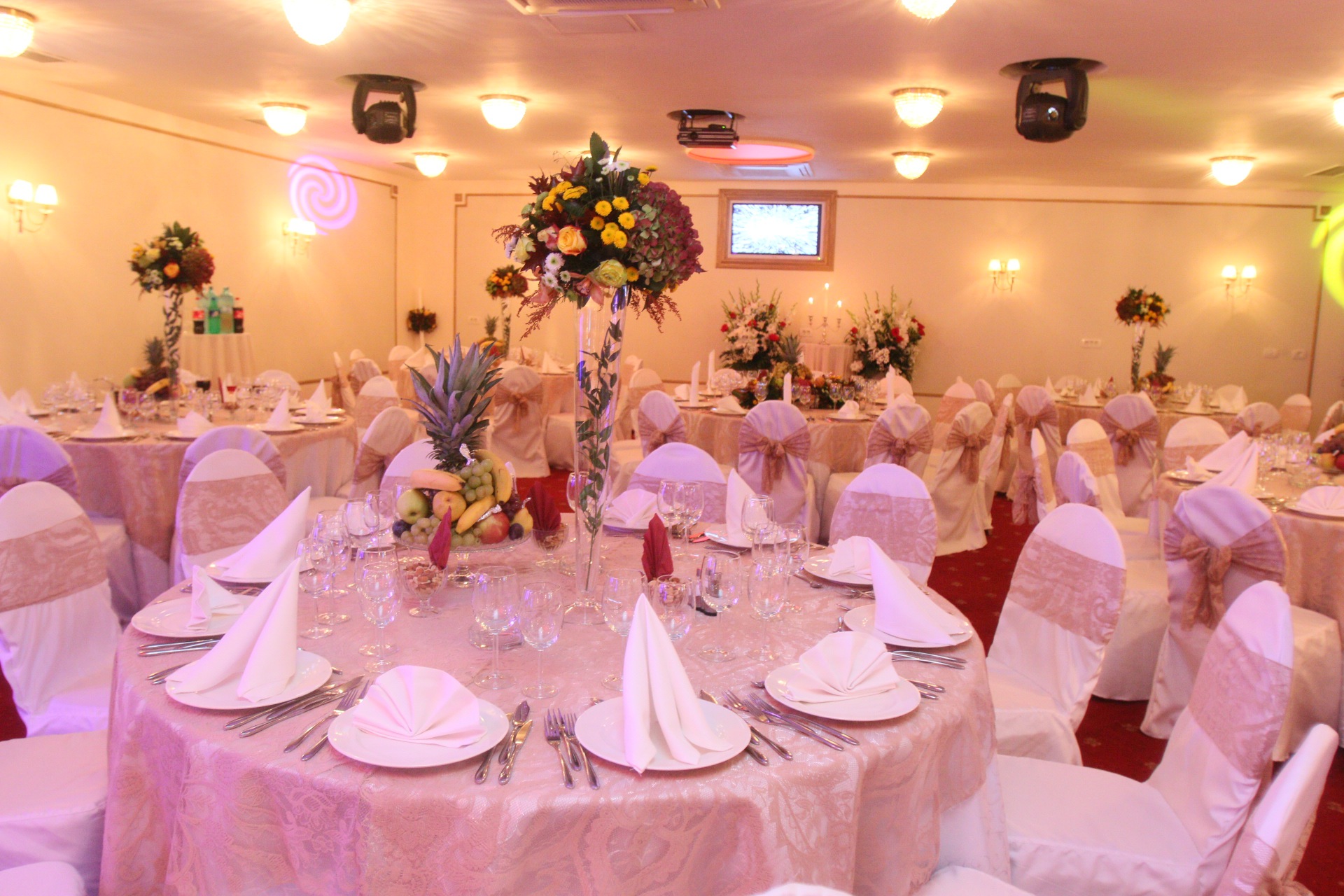 Aranjamentele si decoratiunile au fost facute cu bun gust