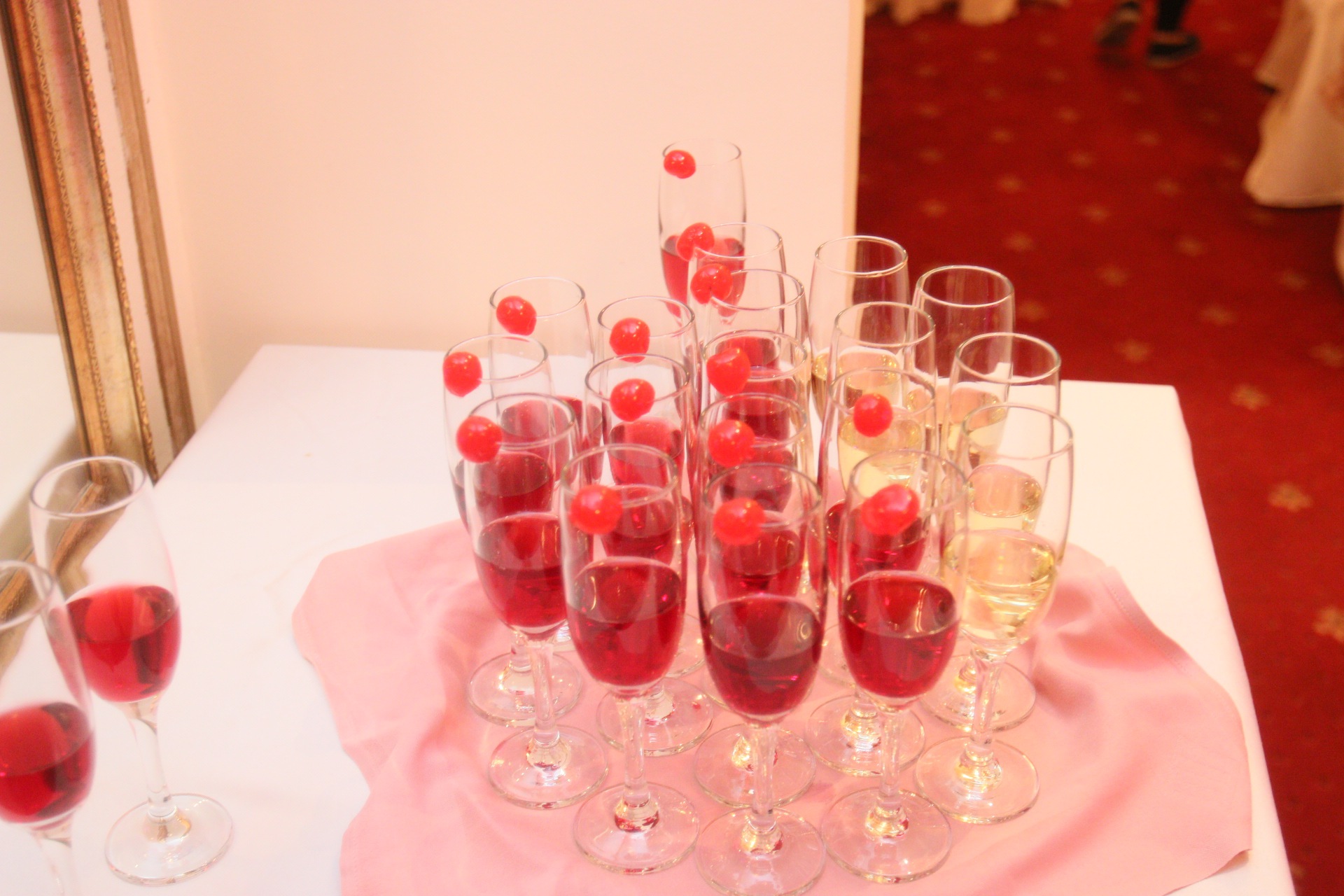 Invitatii au fost intampinati cu sampanie fina