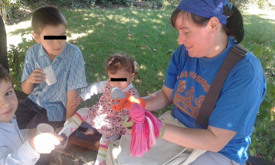 Copiii reactioneaza mult mai bine la jocul cui papusile decat in comunicarea directa cu adultii