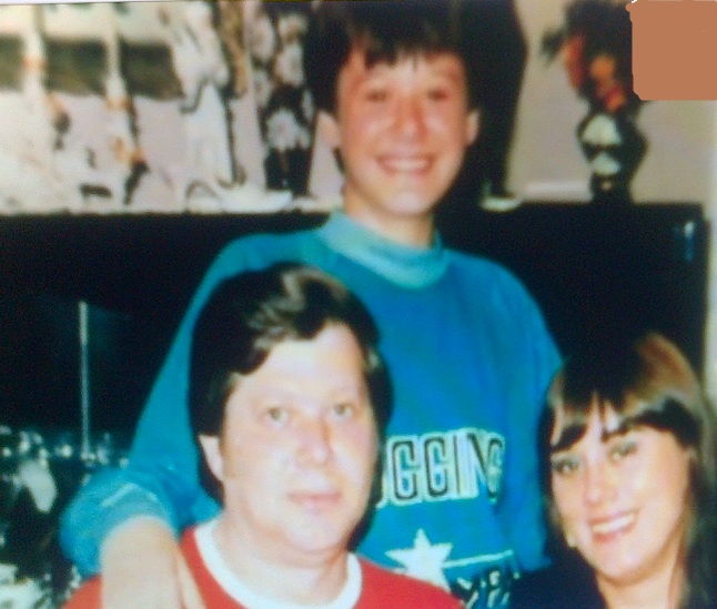 Aceasta este una dintre putinlele fotografii in care Fuego (copil fiind) apare alaturi de parintii lui