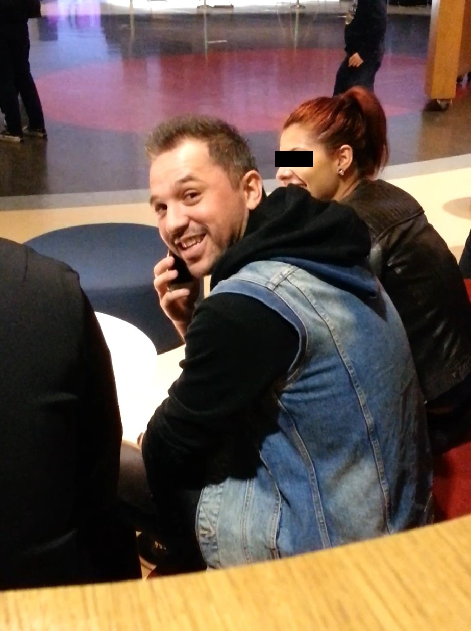 Piticu este tot numai un zambet de cand a intalnit-o pe roscata