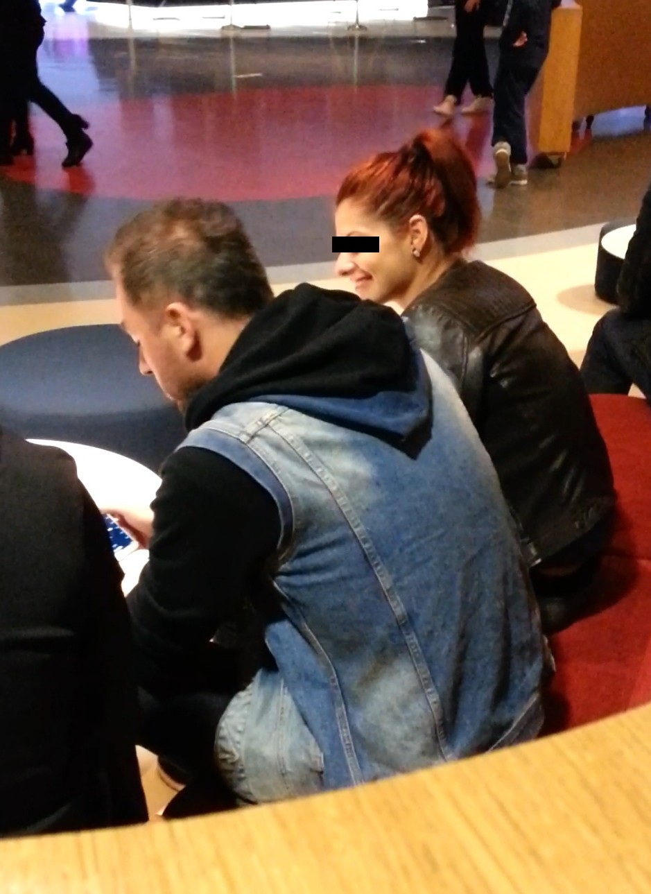 Iubita dansatorului nu se poate abtine sa nu traga cu ochiul in telefonul lui