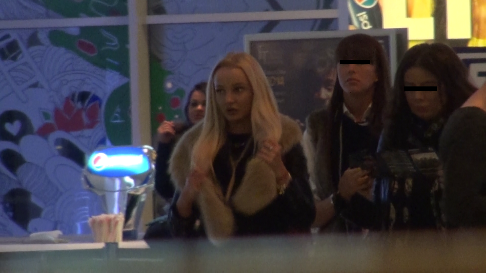 Denisa Botcari a iesit cu fetele, la mall