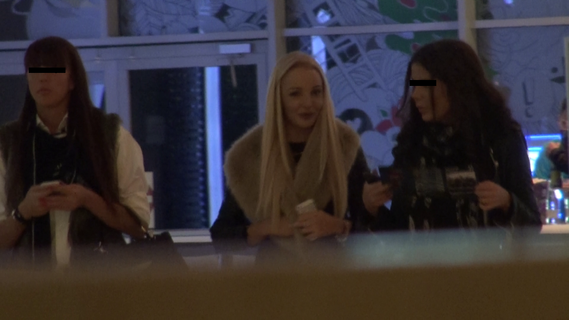 Au stsl la o cafea si au continuat cu o plimbare