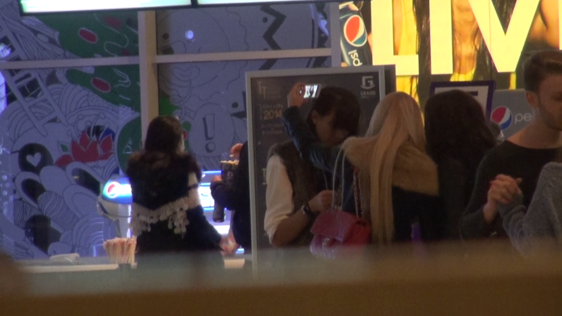 Si-a scos telefonul pentru un selfie