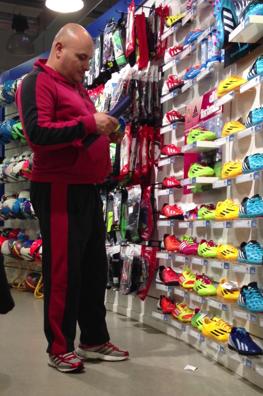 Dupa ce a mancat banana, fanul a intrat intr-un magazin cu articole sportive si s-a uitat la mai multe perechi de pantofi sport