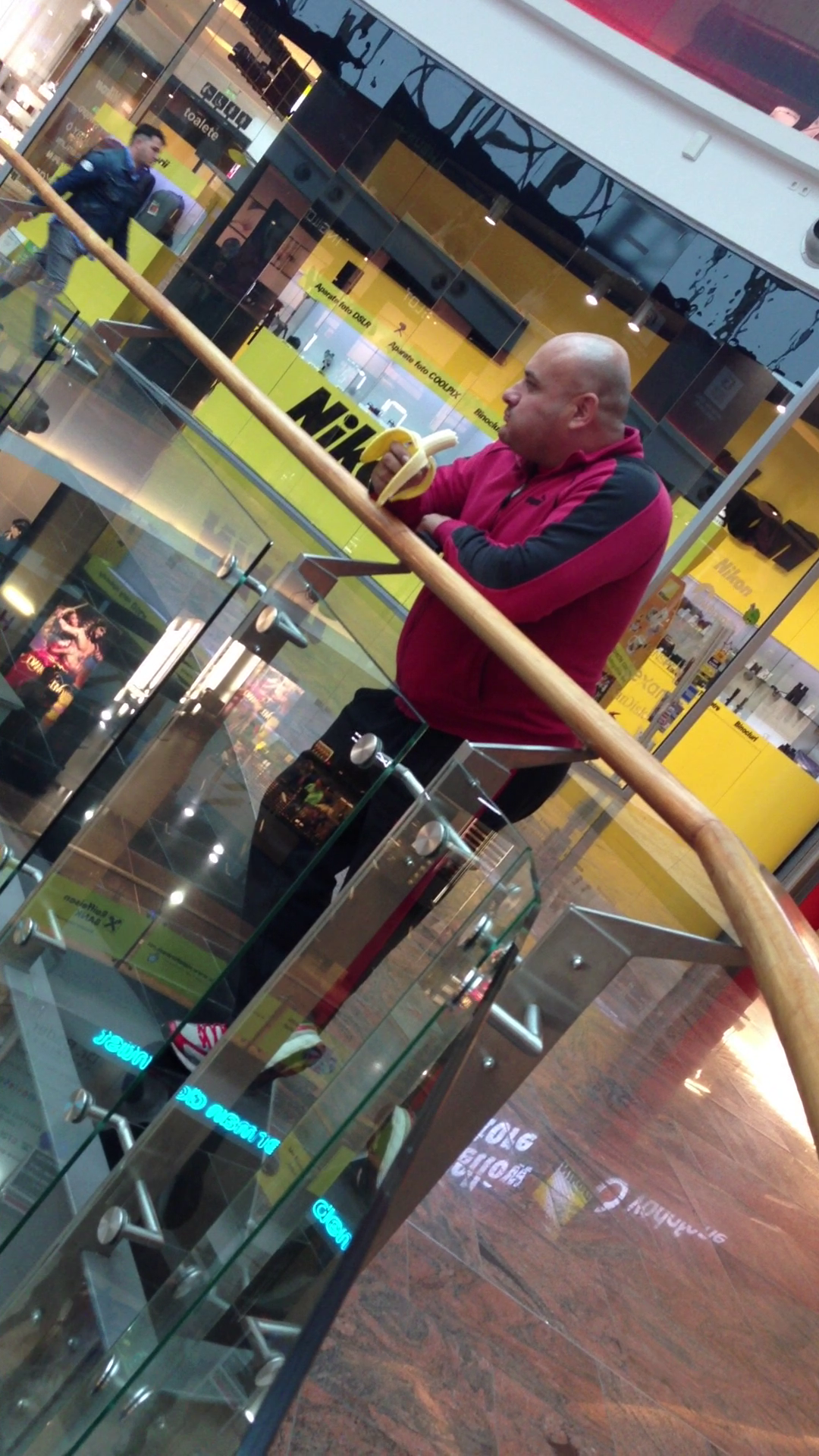 Aflat la mall, fanul rapidist implicat in scandalul de rasism mananca o banana