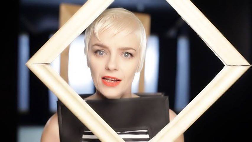 Gianina Corondan s-a fotografiat folosind decoruri neobisnuite