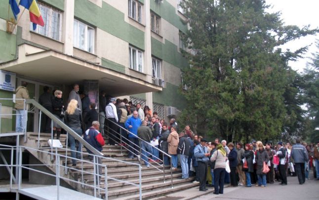 Romanii s-au inghesuit sa-si faca acte de identitate