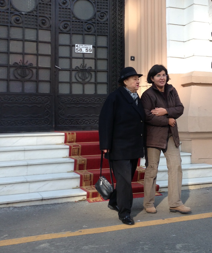 Tamara Buciuceanu a fost ajutat de o doamna mult mai tanara sa coboare scarile sectiei de votare