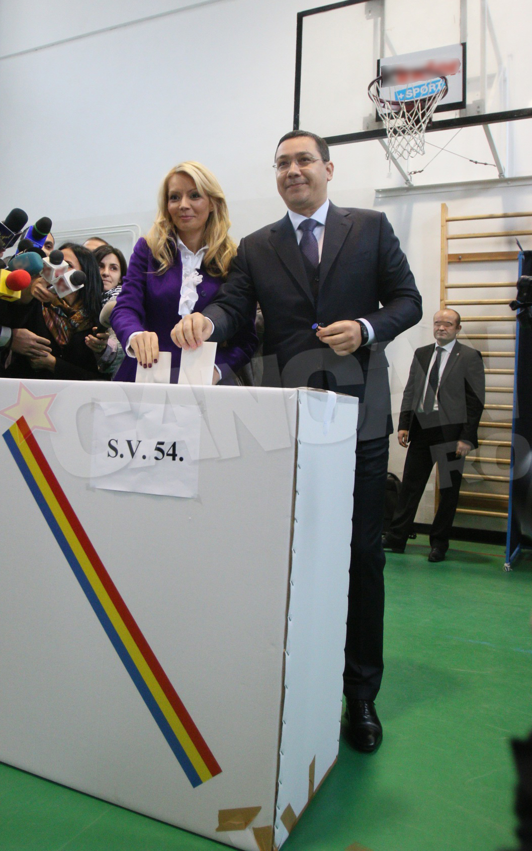 Victor Ponta si Daciana Sarbu au fost eleganti in nuante de mov