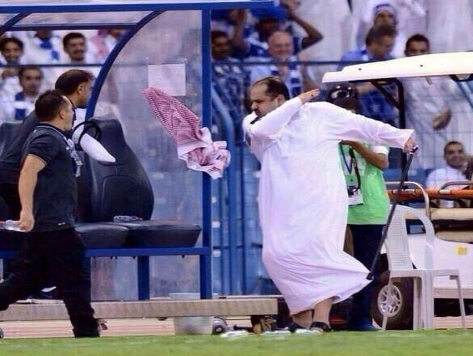 Seicul celor de la Al Hilal a fost extrem de nervos in timpul meciului, iar la sfarsit a vrut sa-l bata pe arbitru cu bastonul din dotare