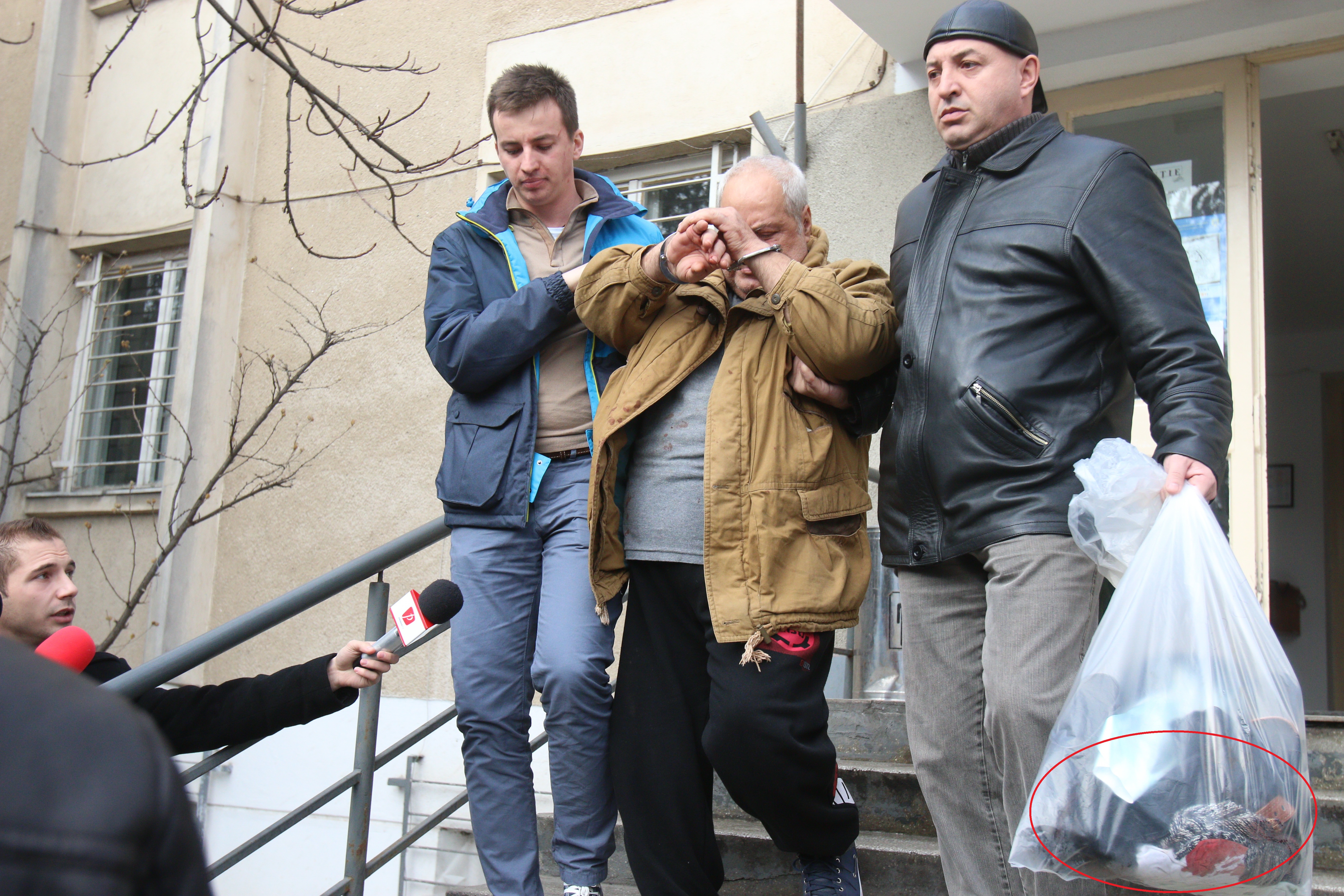 Hainele murdare cu sange ale victimei au fost constituite probe la dosar