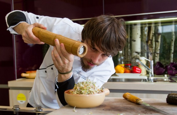 El a dezvaluit ca lucreaza in bucatarie de la 14 ani