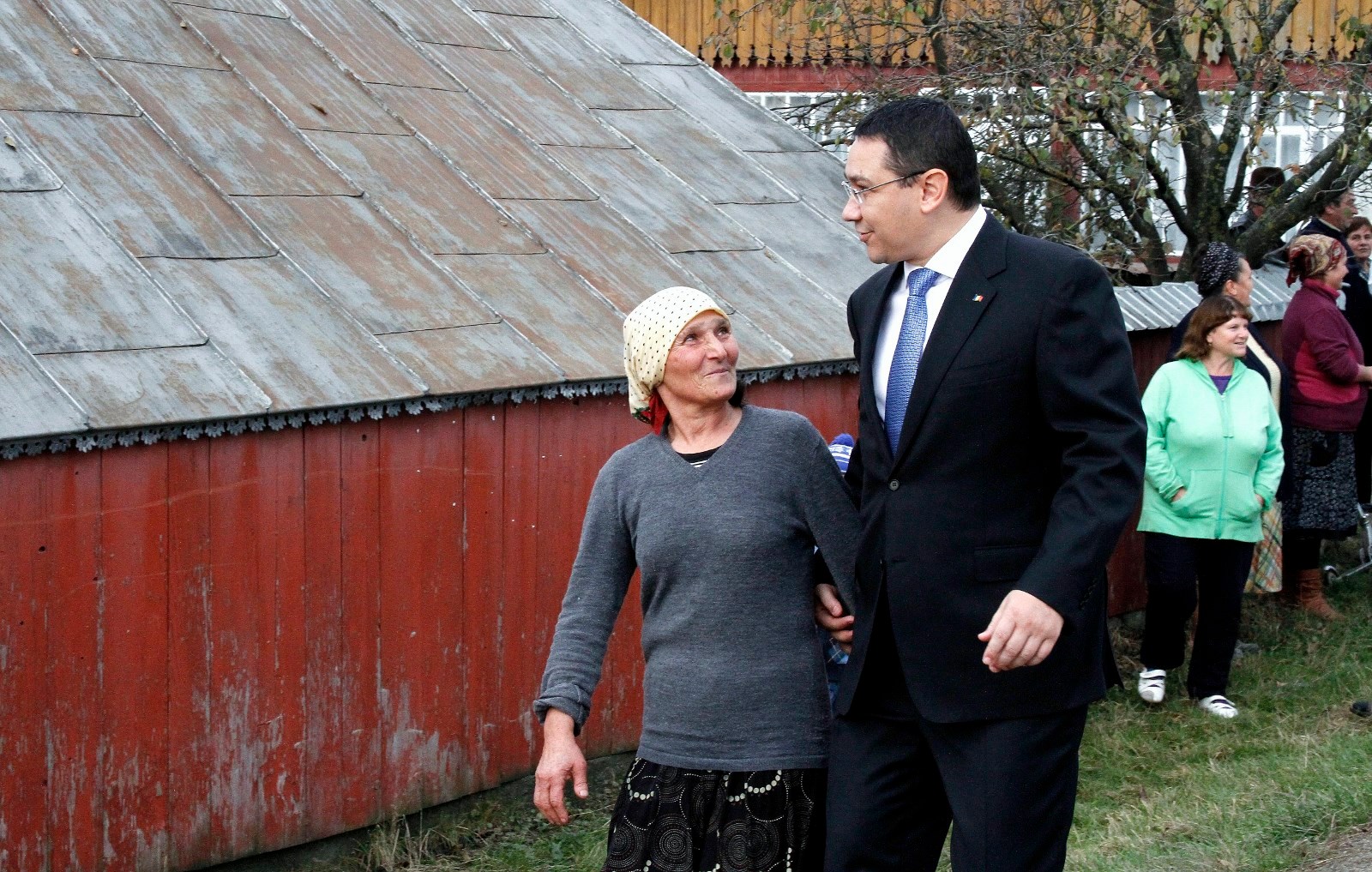 Politicianul a stat de vorba cu batranii satului