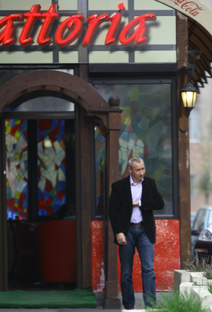 Valentin Visoiu a iesit din local si s-a asigurat ca nu este urmarit de cineva