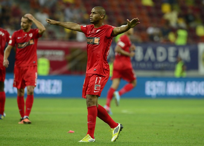 Dinamovistii si-au pus mari sperante in Elton, fotbalist care ar fi trebuit sa aduca un plus in echipa lui Stoican