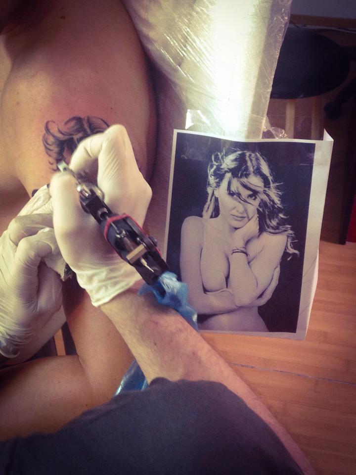 Fotbalistul si-a tatuat chipul sotiei pe brat