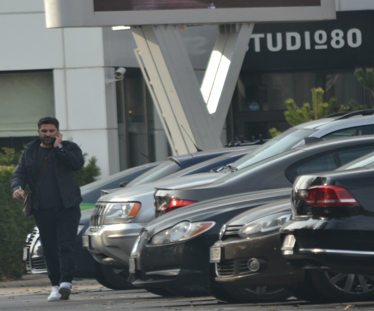 Claudiu Niculescu a iesit de la discutiile cu Dan Capra si vorbeste la telefon