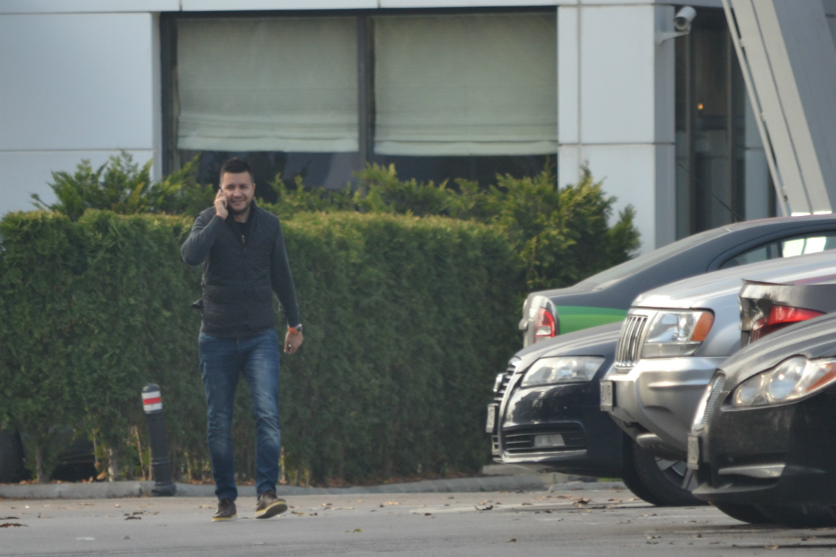 Nicolae a iesit din restaurant pentru a da un telefon