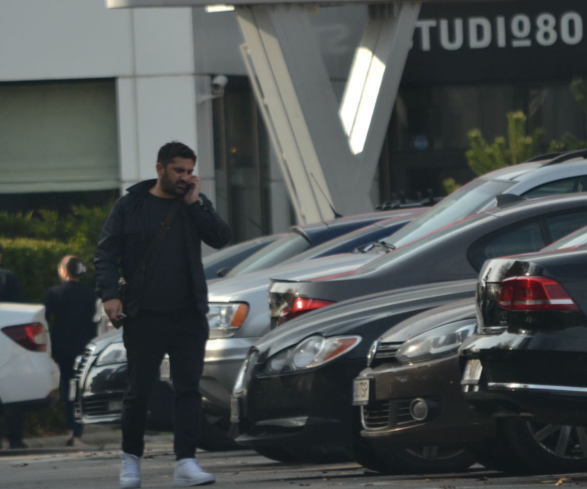 Dupa aproximativ o ora de negocieri, Claudiu Niculescu a parasit locatia in care au ramas Capra si Mario Nicolae