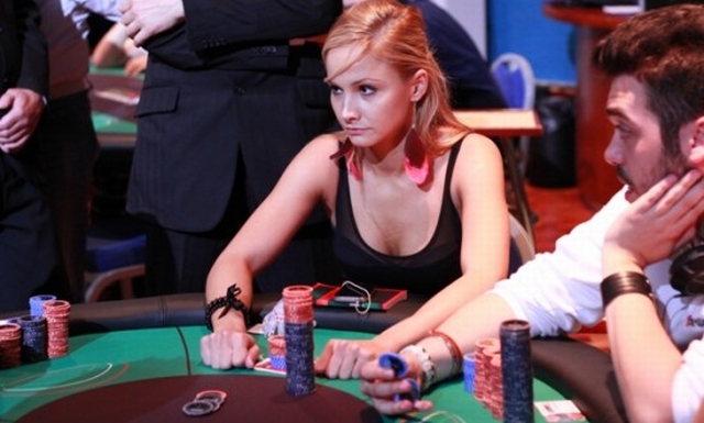 Unguroaica este pasionata de poker, la fel ca Negreanu