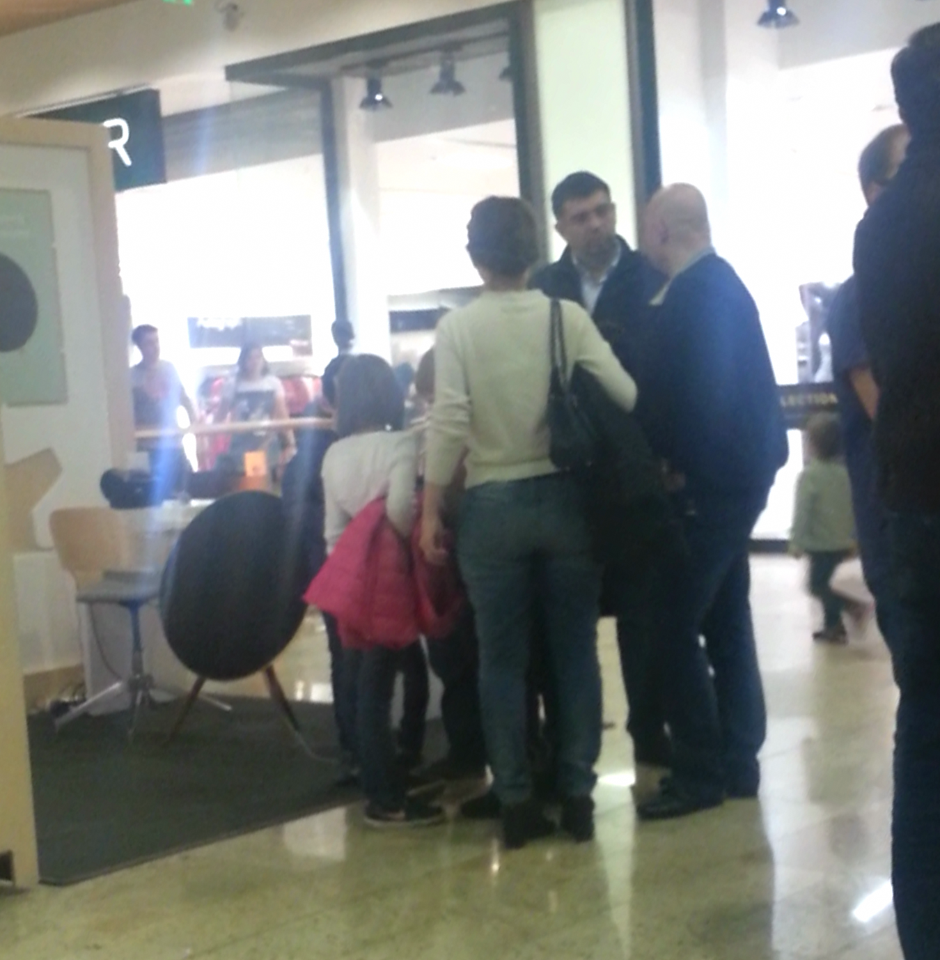 Ministrul Justitiei, Robert Cazanciuc, strigat adunarea la mall