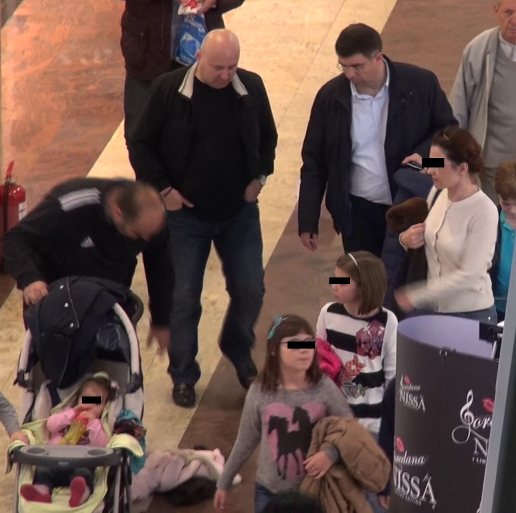 Sotia ministrului a sesizat o hainuta scapata pe jos