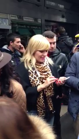 Elena Udrea voteaza la Paris