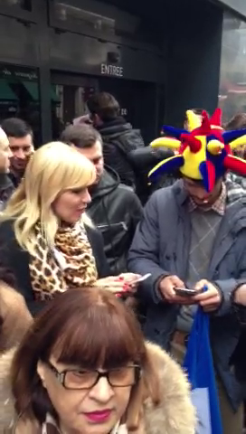 Blonda a dat mesaje de pe telefon in timp ce statea la coda pentru a vota