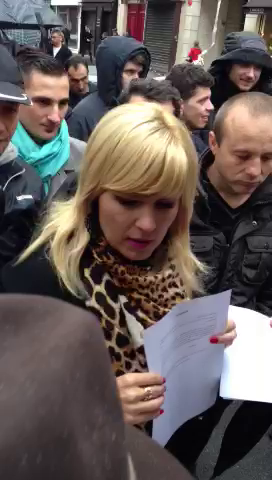 Udrea imparte declaratii pe propria raspundere celor care se afla la coada