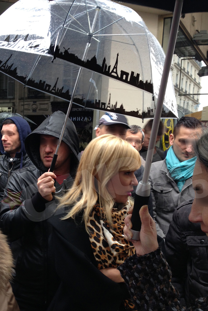 Aceasta a fost protejata de un barbat care se afla cu ea, cu o umbrela