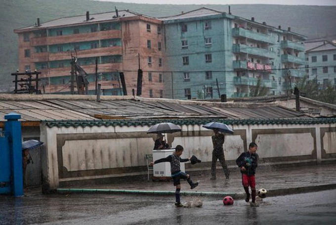 Bucuria fotbalului nu tine cont de vreme in Coreea de Nord! O minge este tot ce trebuie!