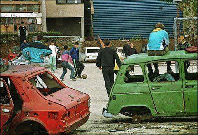 In Bosnia, in trimpul razboiului, masinile distruse tin loc de tribune