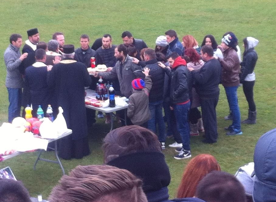 Preotii au oficiat o slujba in memoria lui Alexandru, chiar pe gazonul stadionului din Tartasesti