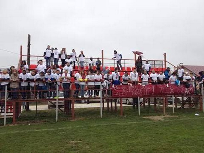 In tribuna, cei care l-au cunoscut pe Alexandru au imbracat tricouri incriptionate cu un mesaj in memoria fotbalistului