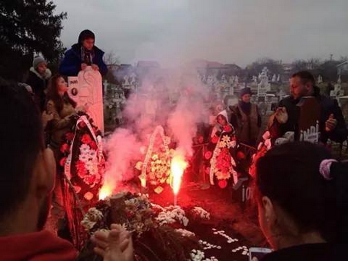 Suporterii au aprins torte la mormantul lui Alexandru