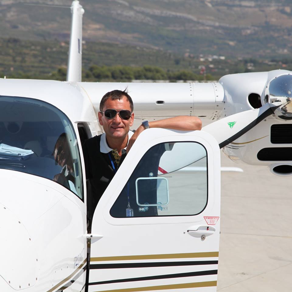 Vasile Armenean si-a cumparat avion desi locuieste la bloc